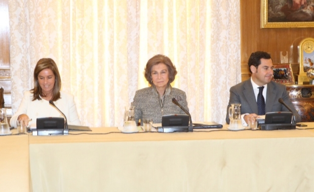 Doña Sofía junto a la ministra de Sanidad, Servicios Sociales e Igualdad, Ana Mato y el secretario de Estado de Servicios Sociales e Igualdad, Juan Ma
